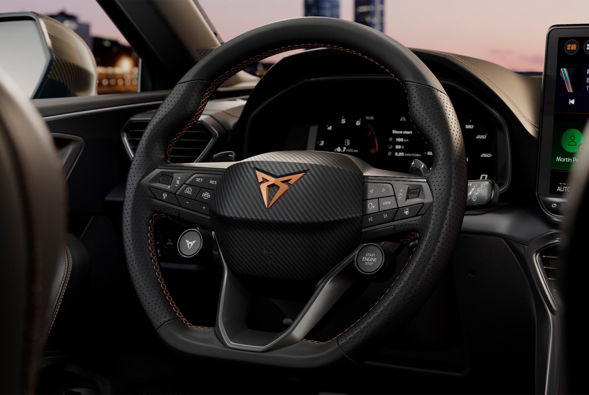 Nou Cupra Leon Sportstourer 2025, volant amb comandaments per satèl·lit, sistemes avançats d'assistència Safety Tech, control de creuer adaptatiu, manteniment de carril i visualització dinàmica en directe dels senyals de trànsit. 
