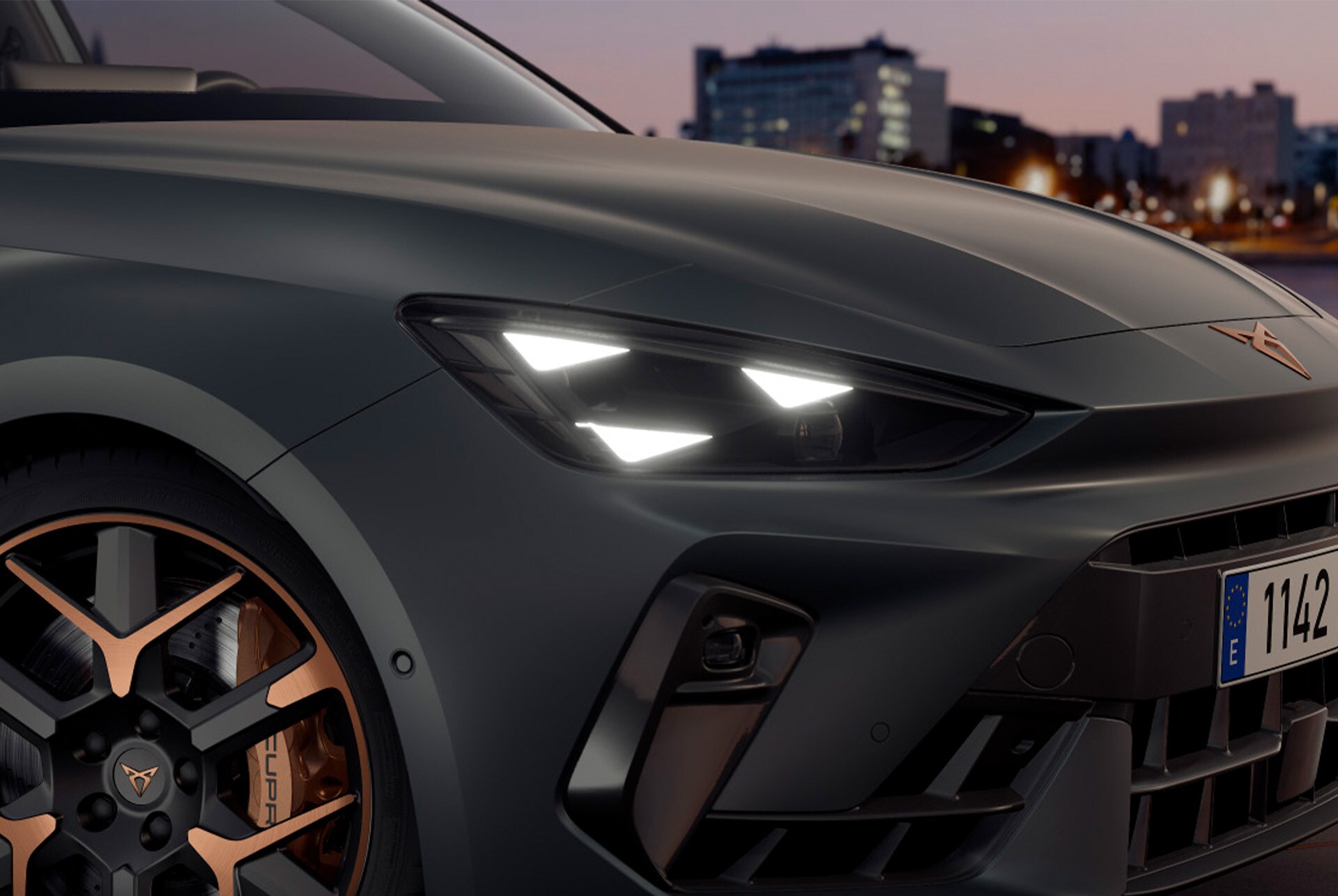 Secció del nou pack d'equipament del Cupra Leon Sportstourer 2025 Pure performance, llums matrix LED, amb una signatura distintiva, juntament amb una cambra multifunció.