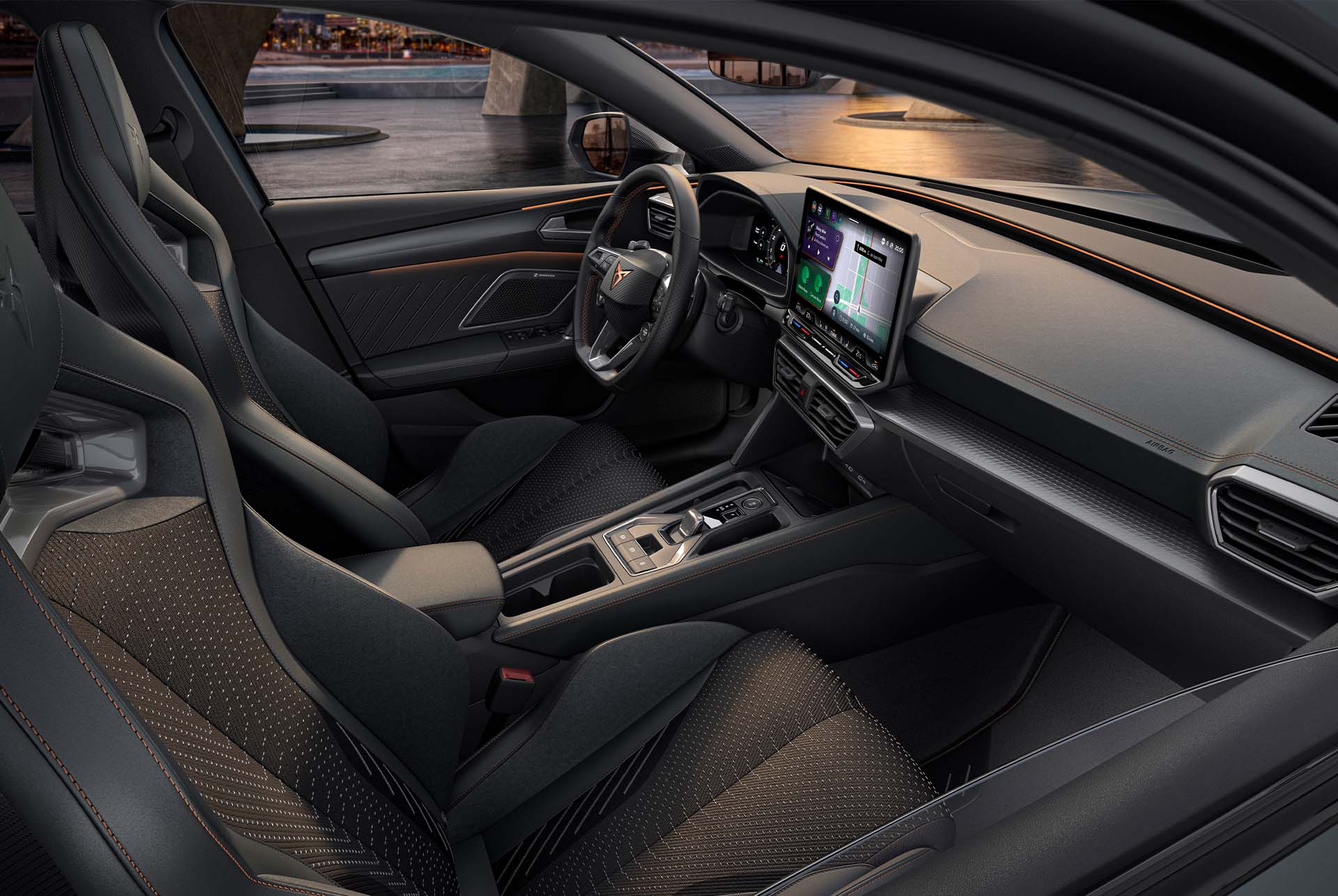 Nou Cupra Leon Sporstourer 2025 disseny interior extrem, seients esportius tipus bucket calefactables i elèctrics, amb memòria d'ajustos tant per a conductor com per a acompanyant.