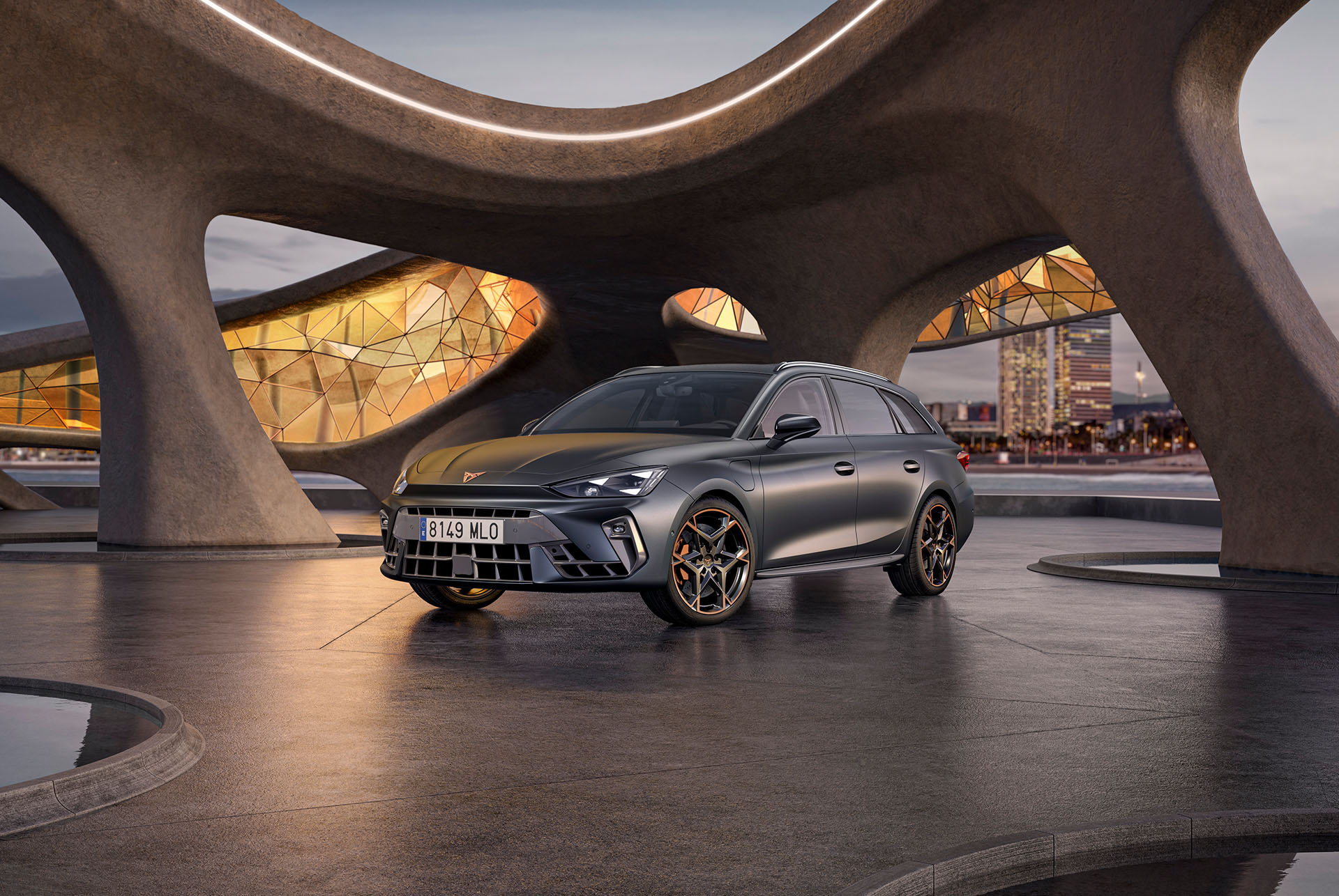 Nou Cupra Leon Sportstourer híbrid 2025 en gris, aparcat sobre formigó llis, fons inspirat en Gaudí, cristalls geomètrics il·luminats.