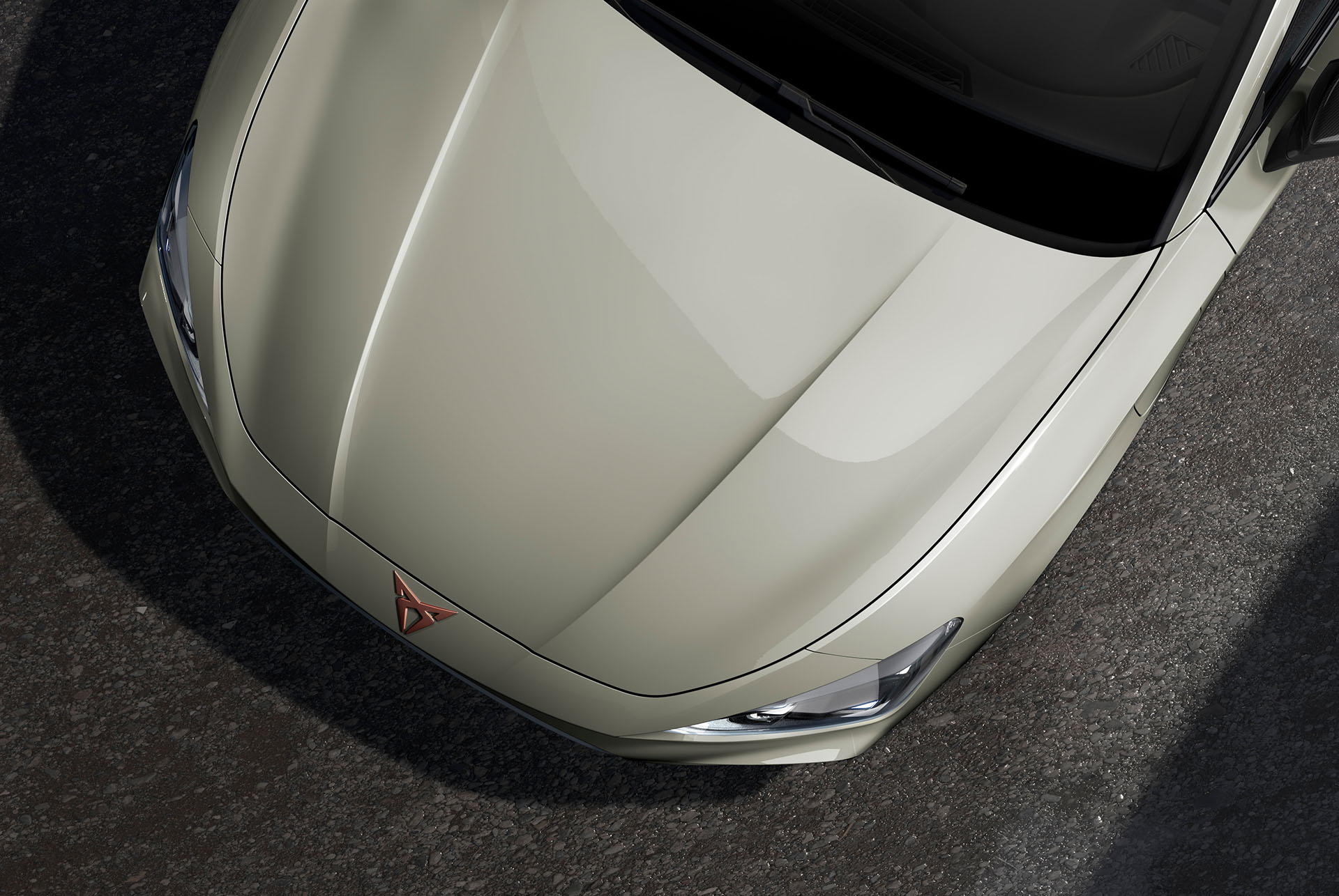 Vista aèria del capó del nou Cupra Leon Sporstourer 2025, color gris taiga.
