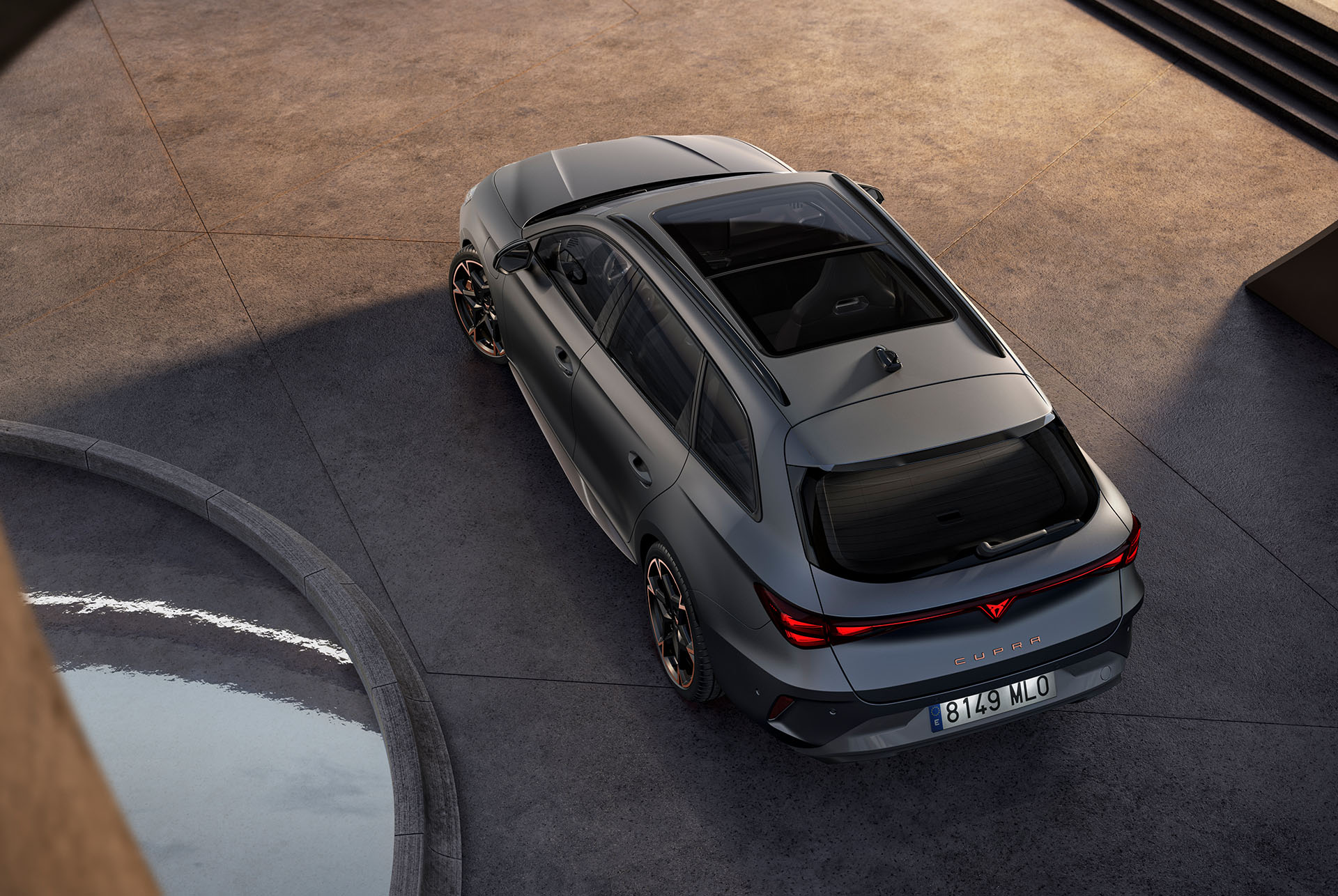 Vista d'ocell del nou Cupra Leon Sportstourer 2025 híbrid gris, topall posterior, llums posteriors enceses.