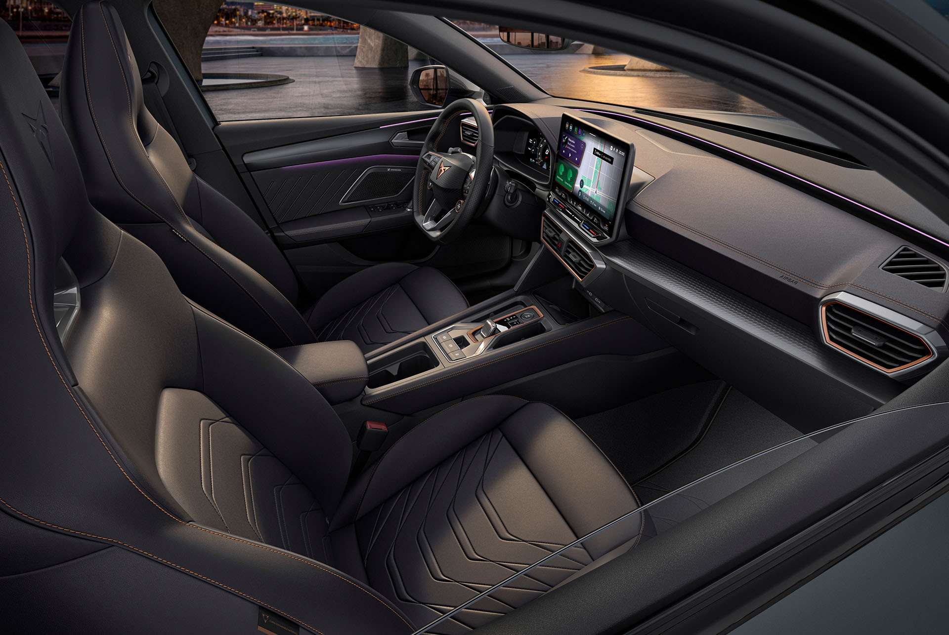 interior del nou Cupra Leon Sportstourer 2025 gris, seients de conductor i el copilot, sistema de infotainment, volant cupra, seients tipus bucket, al capvespre.
