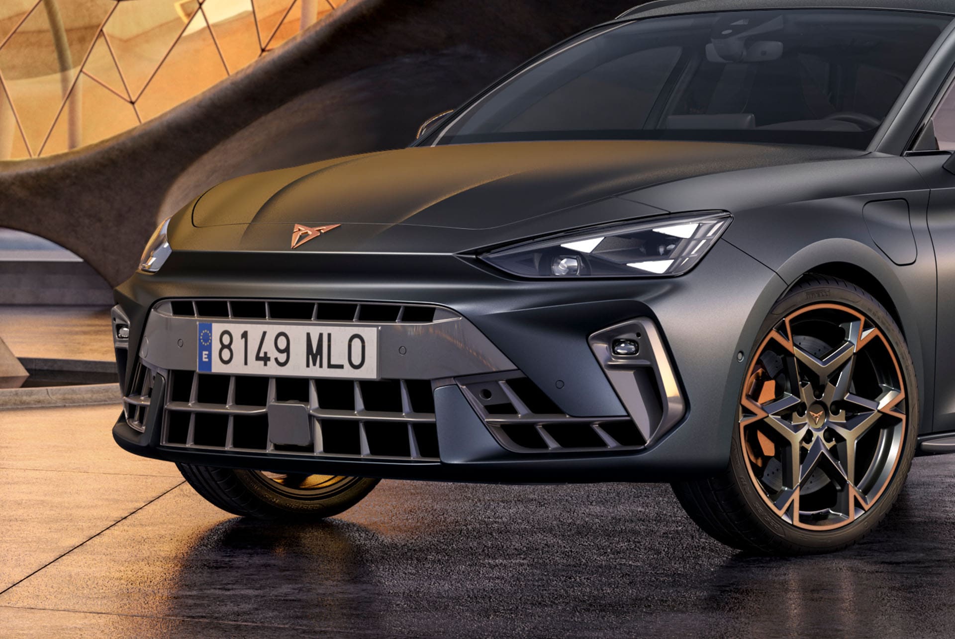 Tecnologia de nou Cupra Leon Sportstourer 2025 híbrid aparcat sobre ciment, paisatge urbà i estructura arquitectònica de formigó amb fars CUPRA Matrix LED. 