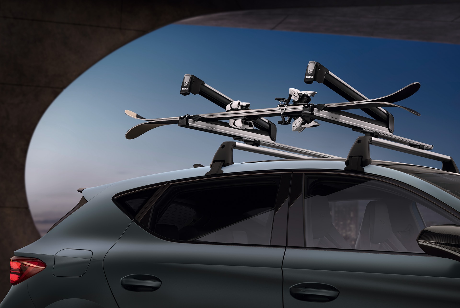 Vista lateral del nou Cupra Leon 2025 amb el portaesquís de sostre Thule 