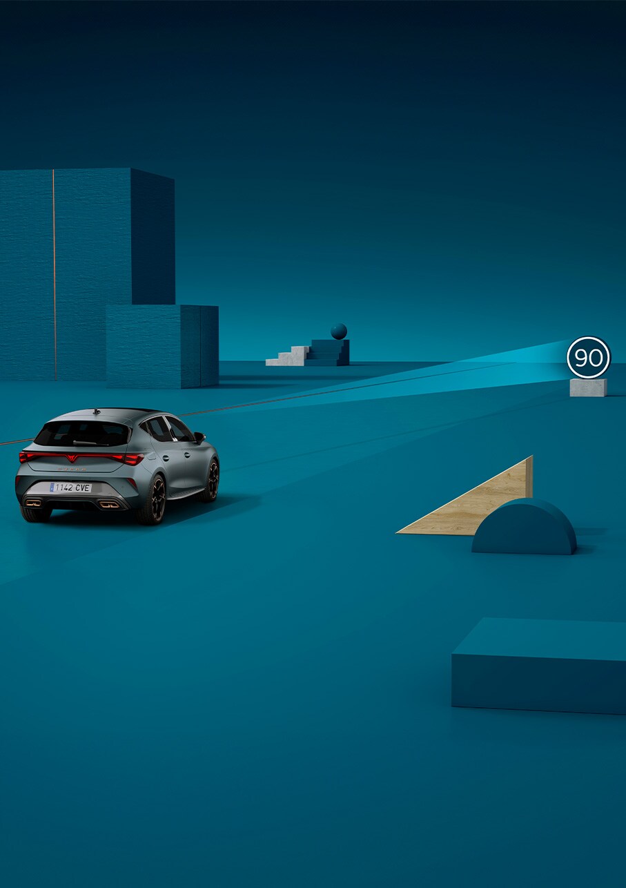 Com fer servir la tecnologia de reconeixement de senyals de trànsit del nou Cupra Leon 2025, demo, fons blau.
