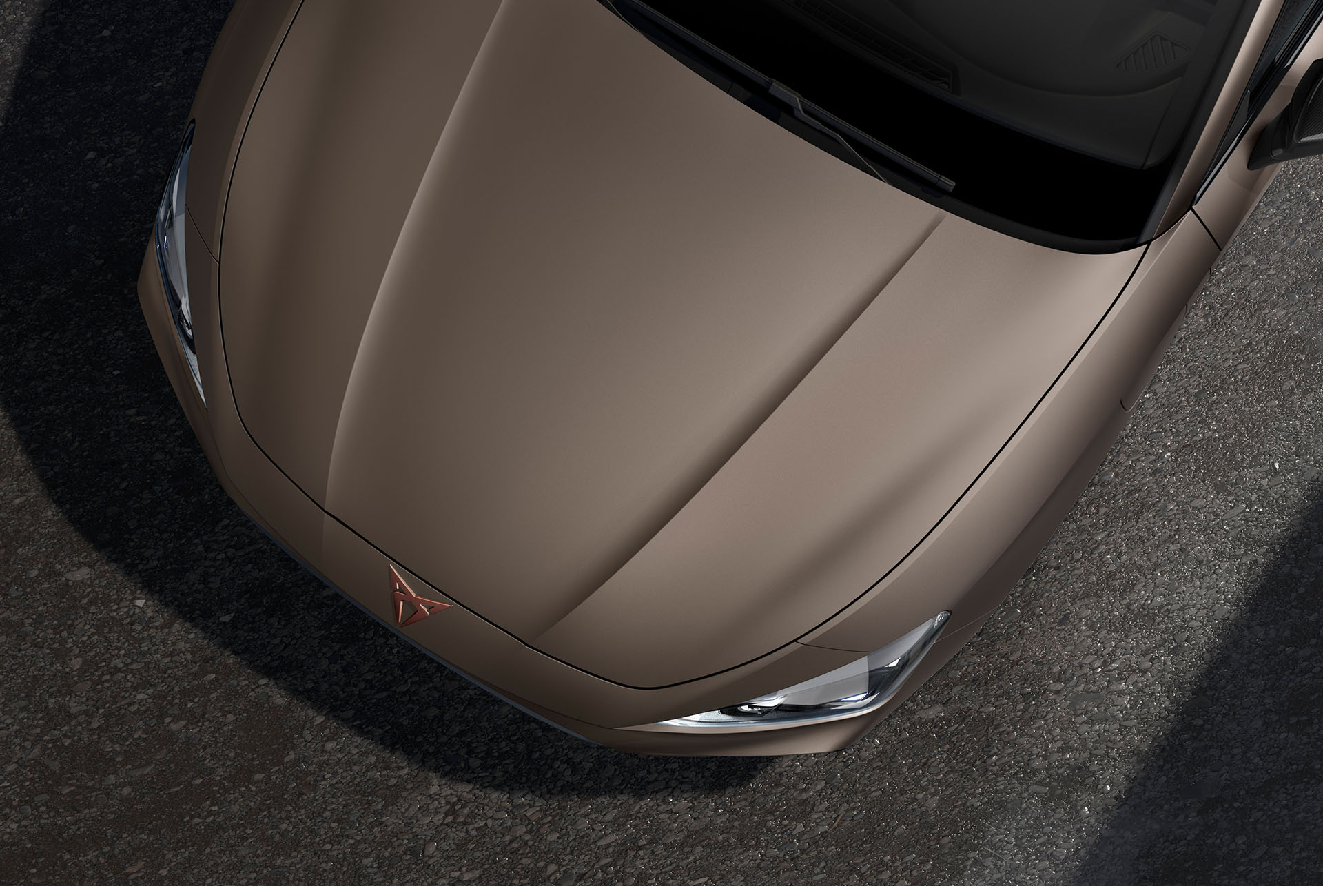 Vista d’ocell del capo del nou cotxe CUPRA Leon 2025 en century bronce mat.