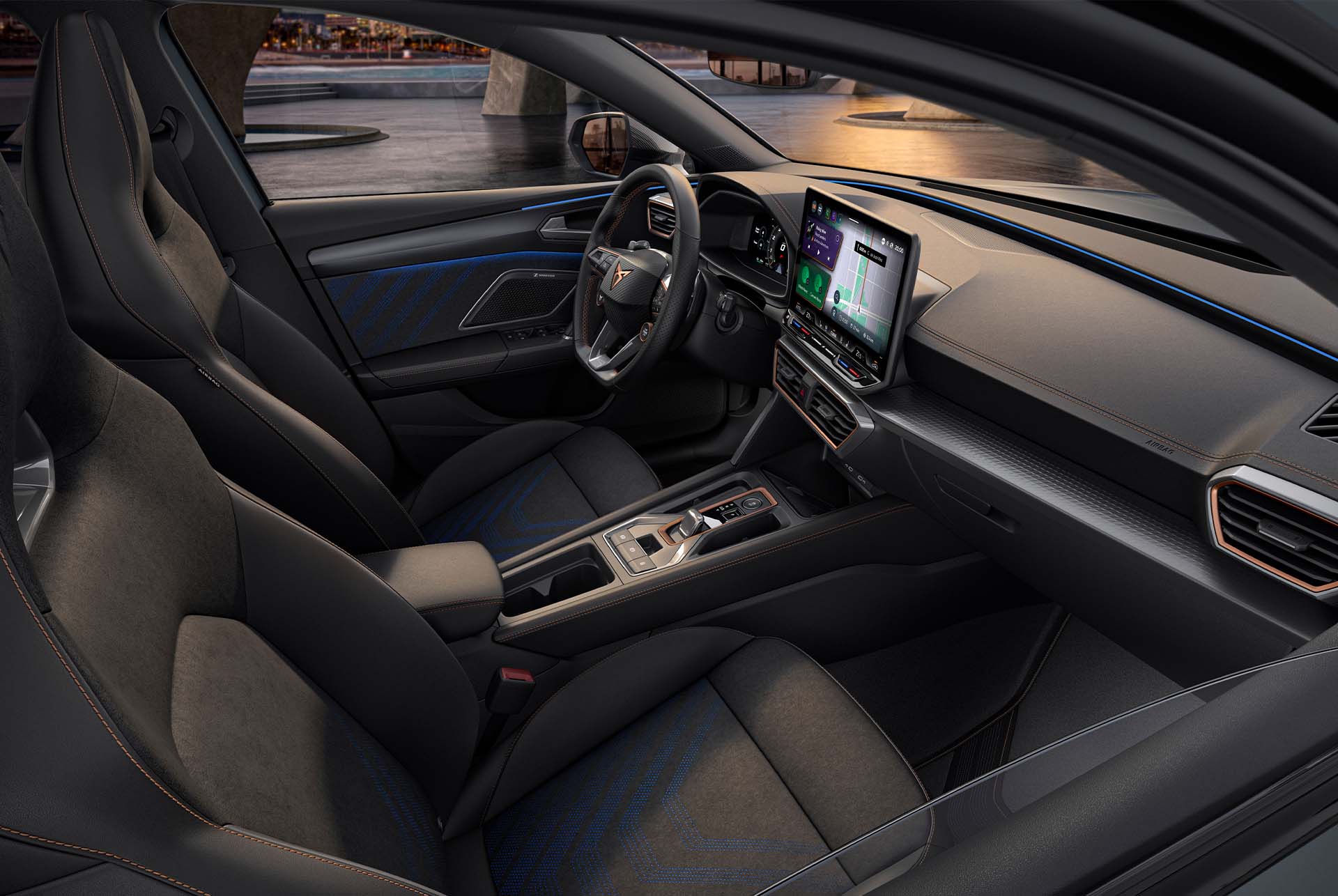 Disseny interior Dynamic del cotxe híbrid, el nou CUPRA Leon 2025, seients bucket de material de microfibra vegana reciclada, funcions de memòria elèctrica i calefacció.