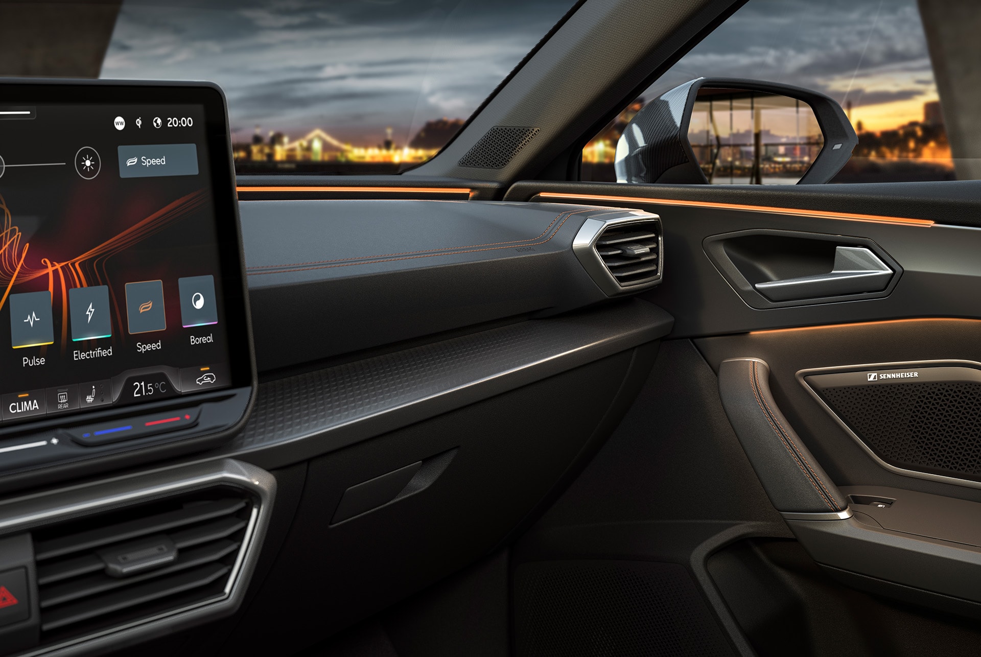 Tecnologia millorada i l'equipament d’avantguarda del Nou Cupra Leon 2025, il·luminació ambiental i sistema de infotainment. Sistema avançat sense clau, antirobatori i cambra de visió posterior.
