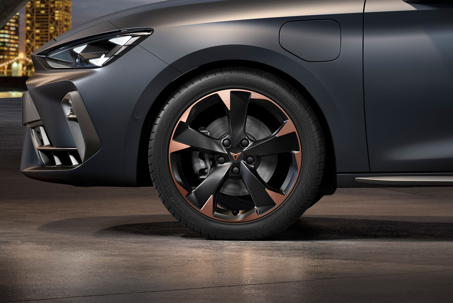 Vista frontal lateral esquerra de les llandes d'aliatge mecanitzades Mistral Garbi Copper per al nou Cupra Leon Sportstourer 2025, pneumàtics, fars característics i carrosseria grisa mat
