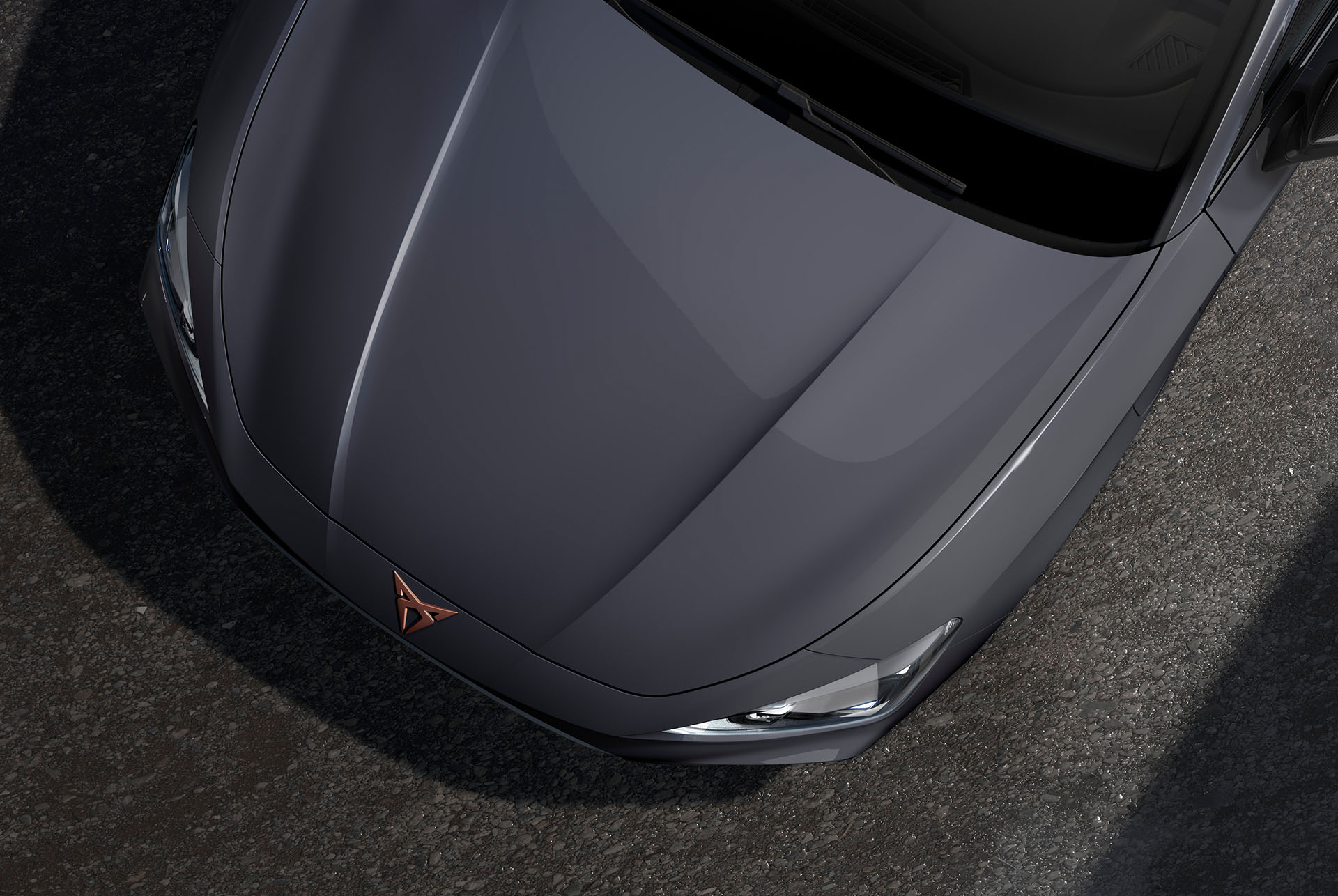 Vista d’ocell del capo del nou cotxe CUPRA Leon 2025 en gris graphene metal·litzat .