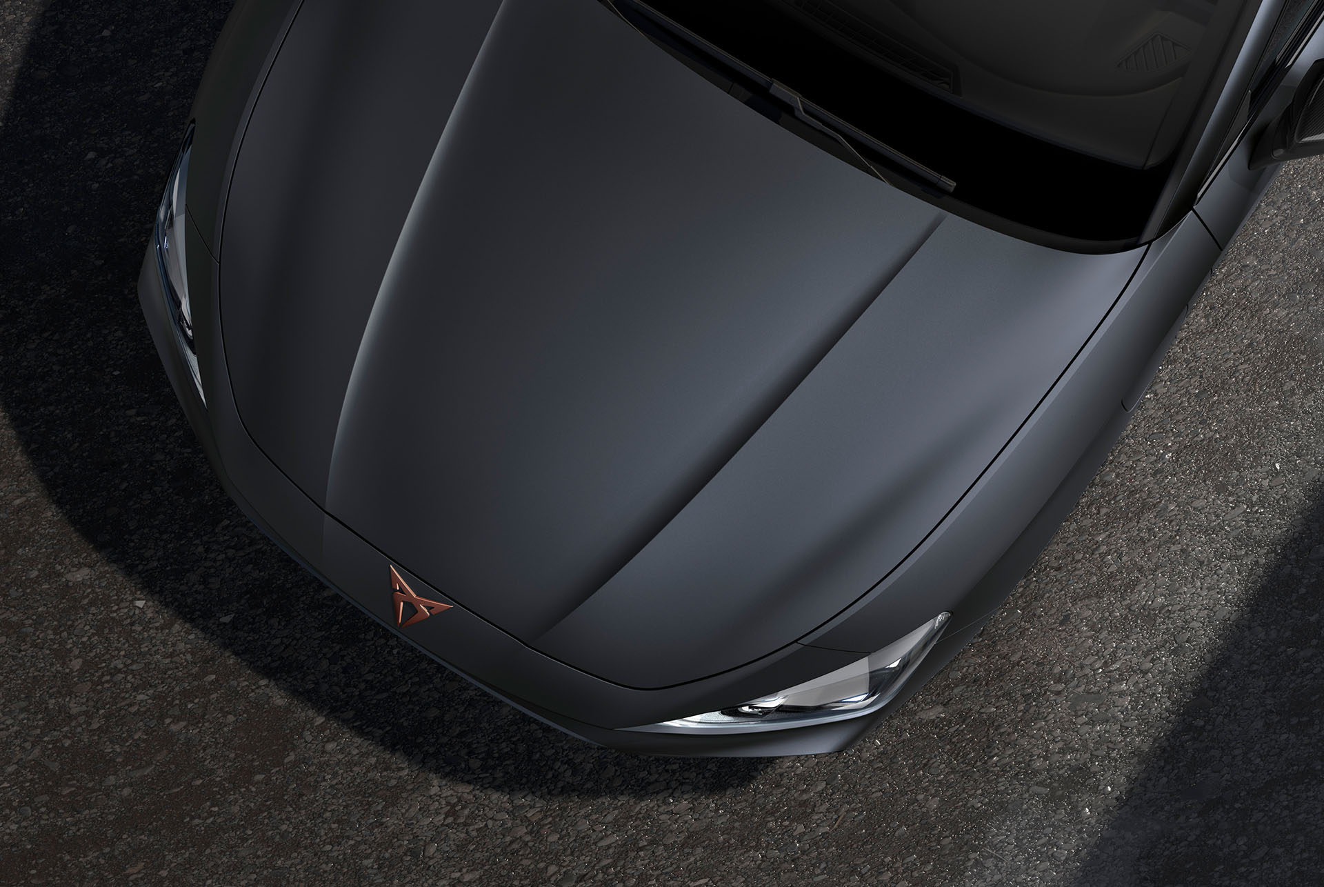 Vista d’ocell del capo del nou cotxe CUPRA Leon 2025 en gris magnetic tech mat.