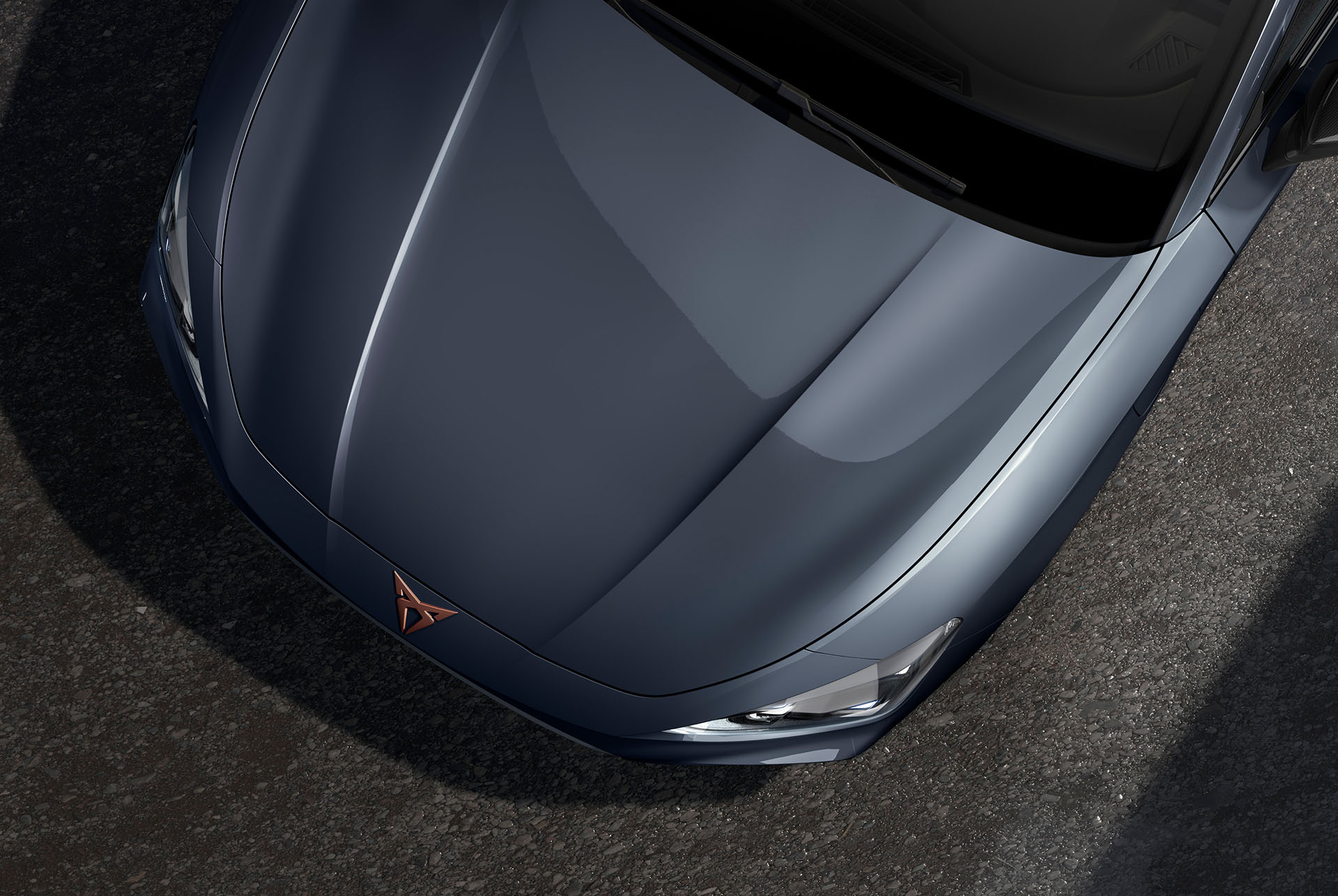 Vista d’ocell del capo del nou cotxe CUPRA Leon 2025 en gris magnetic metal·litzat.