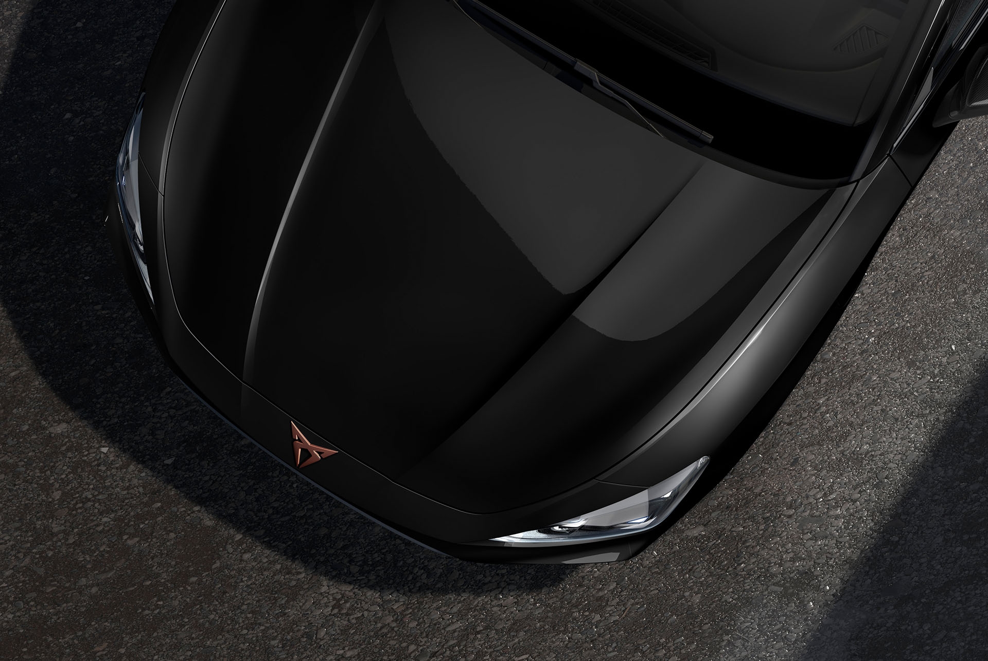 Vista d’ocell del capo del nou cotxe CUPRA Leon 2025 en negre midnight. 