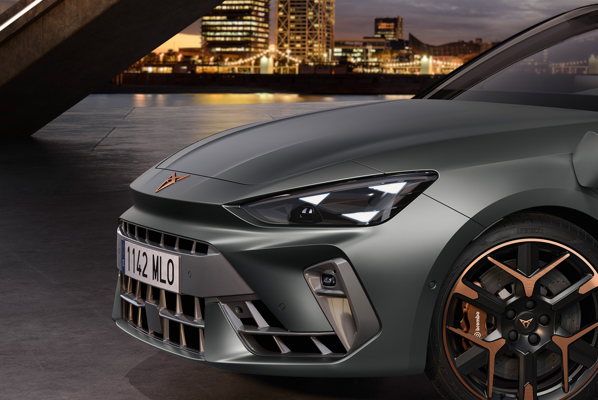 Model de cotxe híbrid del nou Cupra Leon 2025 carregant-se, paquet d'equipament de càrrega, fars Matrix LED, amb les seves distintives llums amb forma d'ull.
