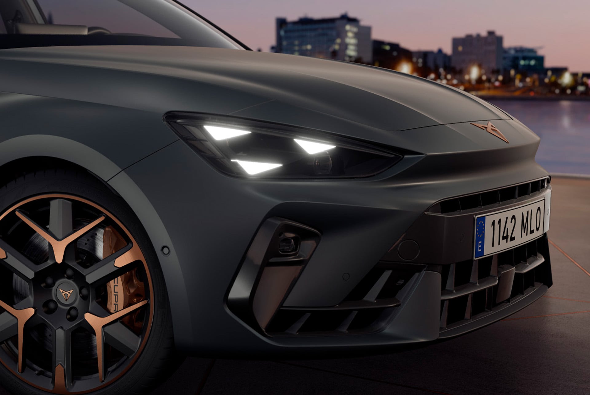 Tecnologia del NOU CUPRA Leon phev 2025, demostració d'il·luminació Matrix LED nocturna i il·luminació interior ambiental