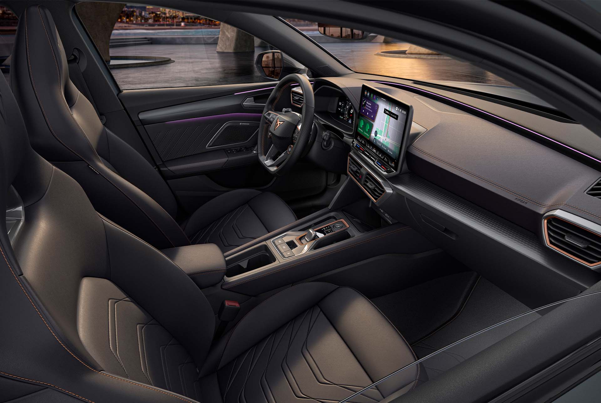 Disseny interior progressiu del cotxe phev , el nou cupra leon 2025, seients bucket de pell metal·litzats amb calefacció i elèctrics, amb configuració de memòria tant per al conductor com per al copilot.