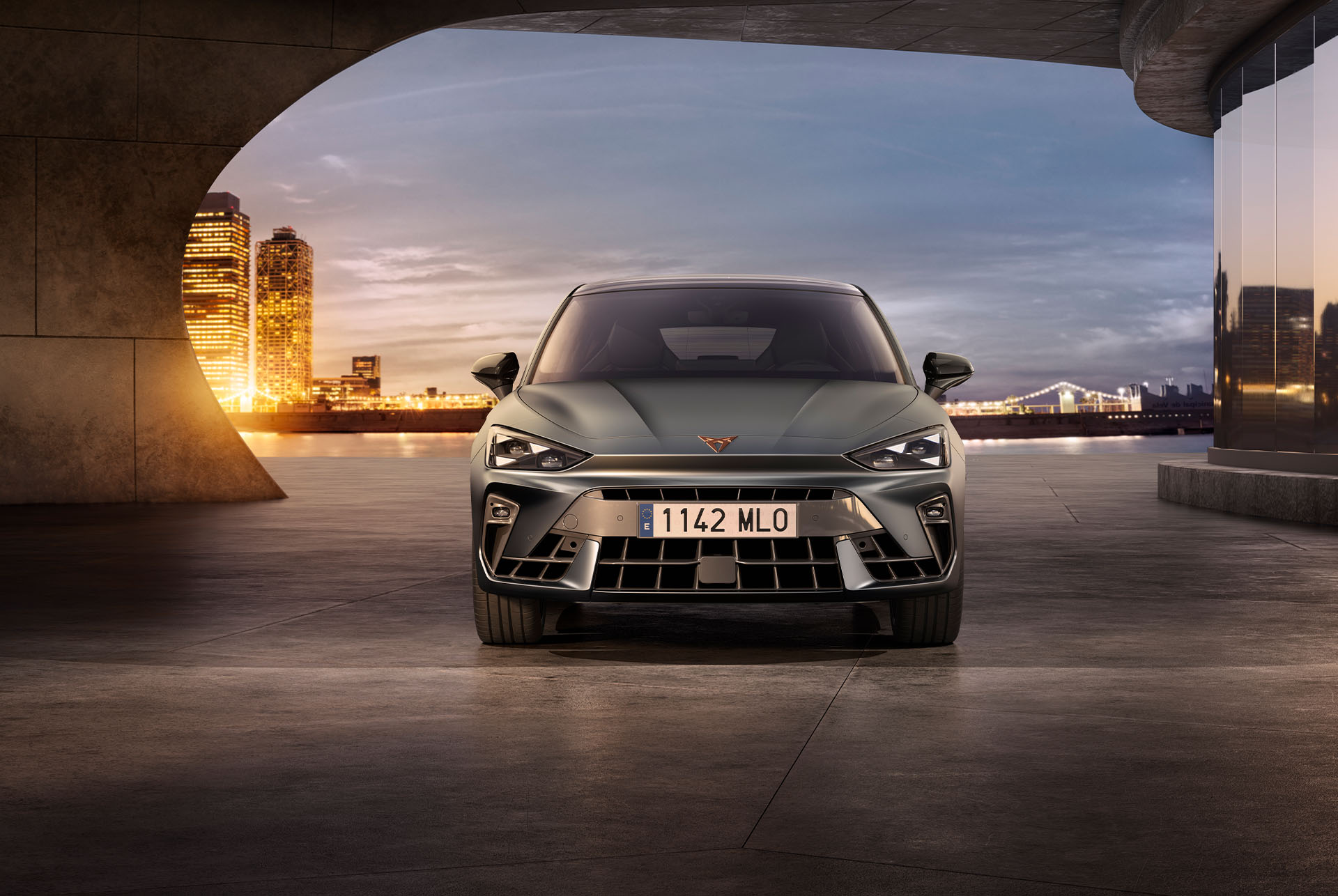 Vista frontal del Cupra Leon 2025 en un ambient fosc amb il·luminació ambiental.