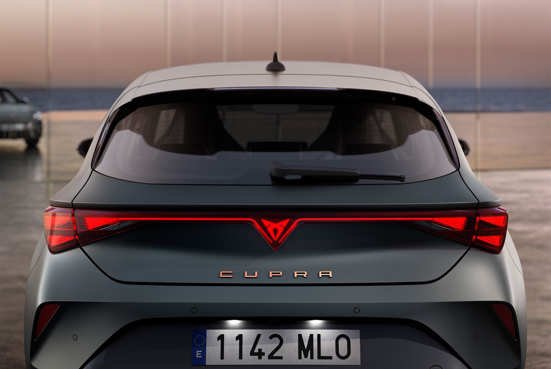 Vista del maleter i llums posteriors del cotxe híbrid Cupra Leon 2025, il·luminació LED, logotip cupra integrat.