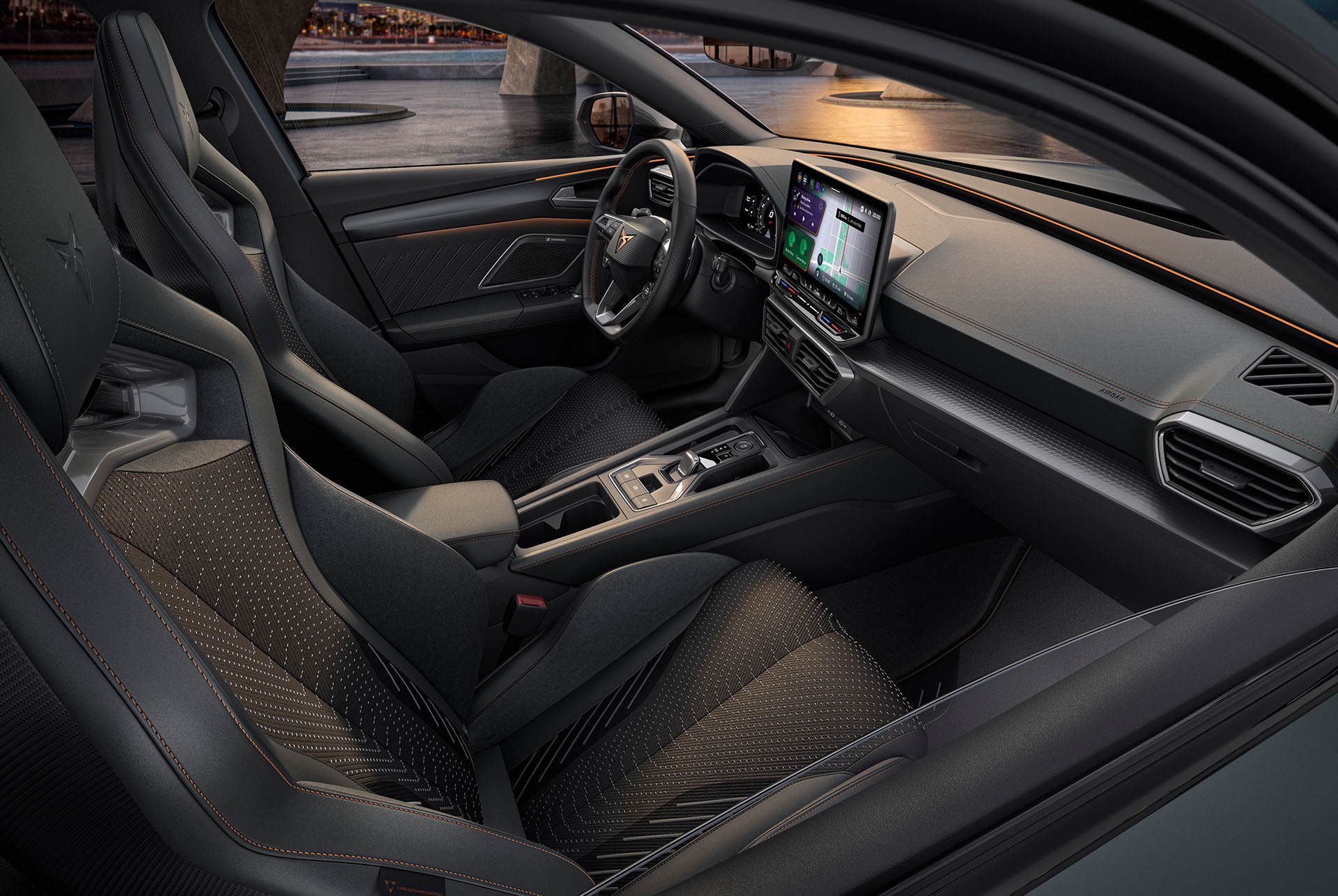 Interior del vehicle, nou Cupra Leon 2025, pantalla info entreteniment, seients tipus bucket, seient de passatger i conductor.