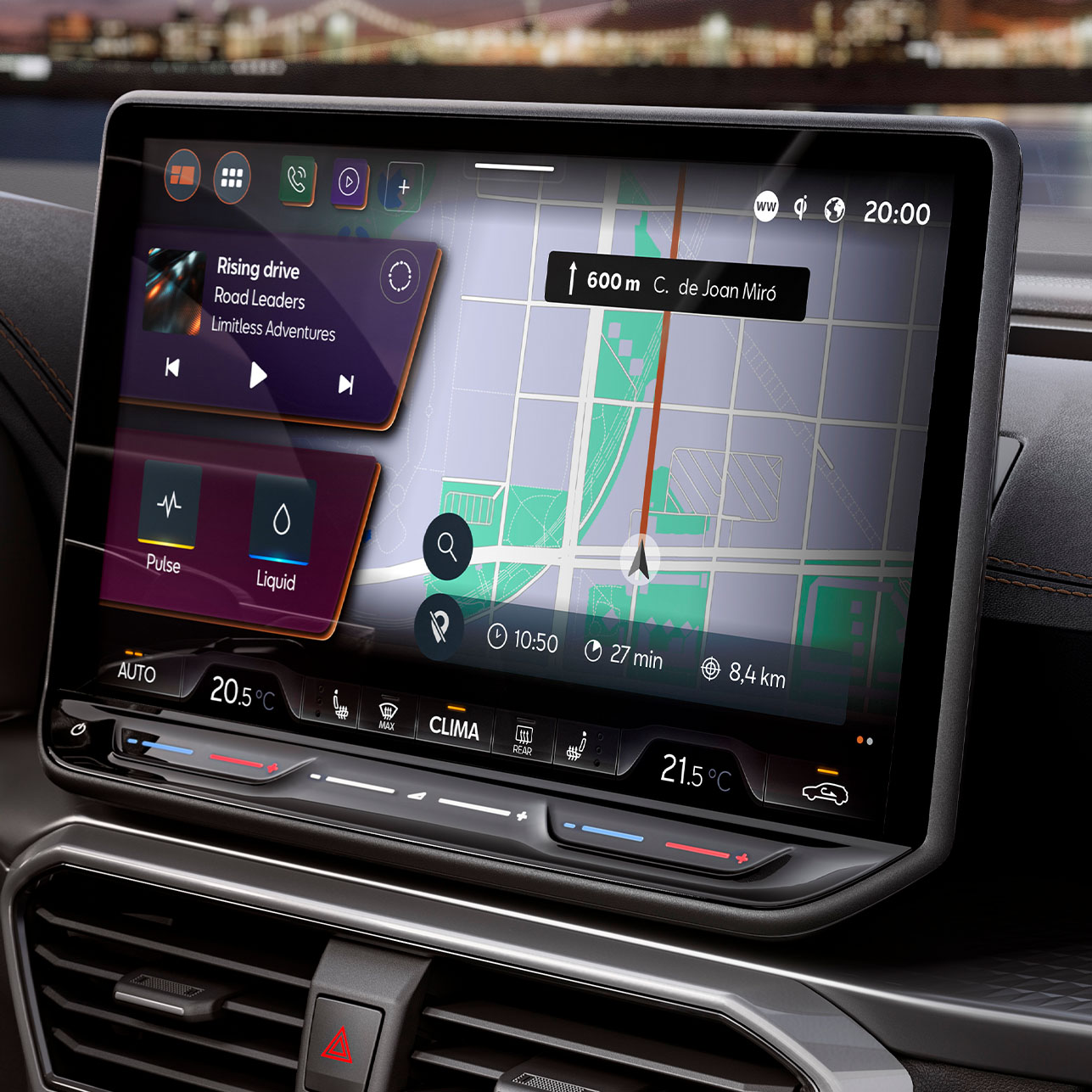 Vista del nou tauler Cupra Leon Sportstourer 2025, pantalla del sistema info entreteniment amb Cupra connect plus, per trobar estacions de càrrega PHEV, alertes de trànsit en directe, estacions de càrrega i trobar aparcaments