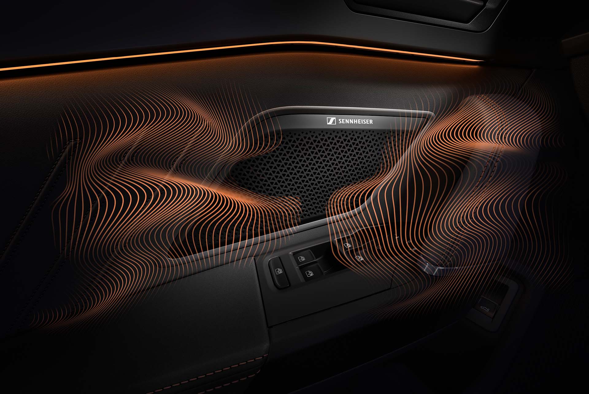 Tecnologia del nou Cupra Leon 2025 sportstourer phev, Immersive pack by sennheiser. Primer pla de l'altaveu de sennheiser al panell de la porta de Cupra Leon Sportstourer, ones sonores i il·luminació ambiental.
