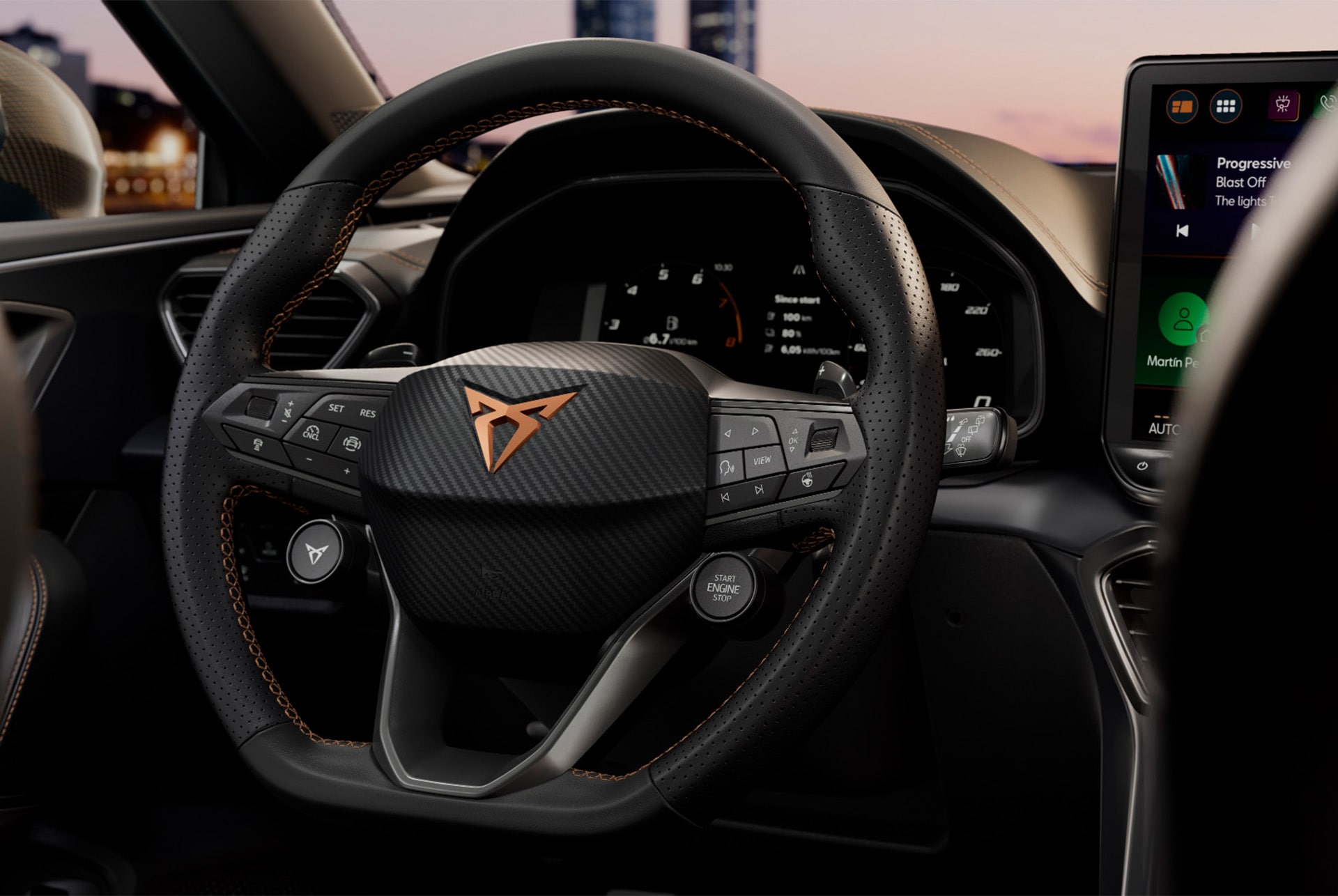 Primer pla de la tecnologia del Cupra Leon 2025, volant amb botons satel·lit, cabina de cotxe, vista del seient de conductor, retrovisor, sistema d'infoentreteniment, panell de la porta del quadre de comandament, logotip CUPRA i finestra