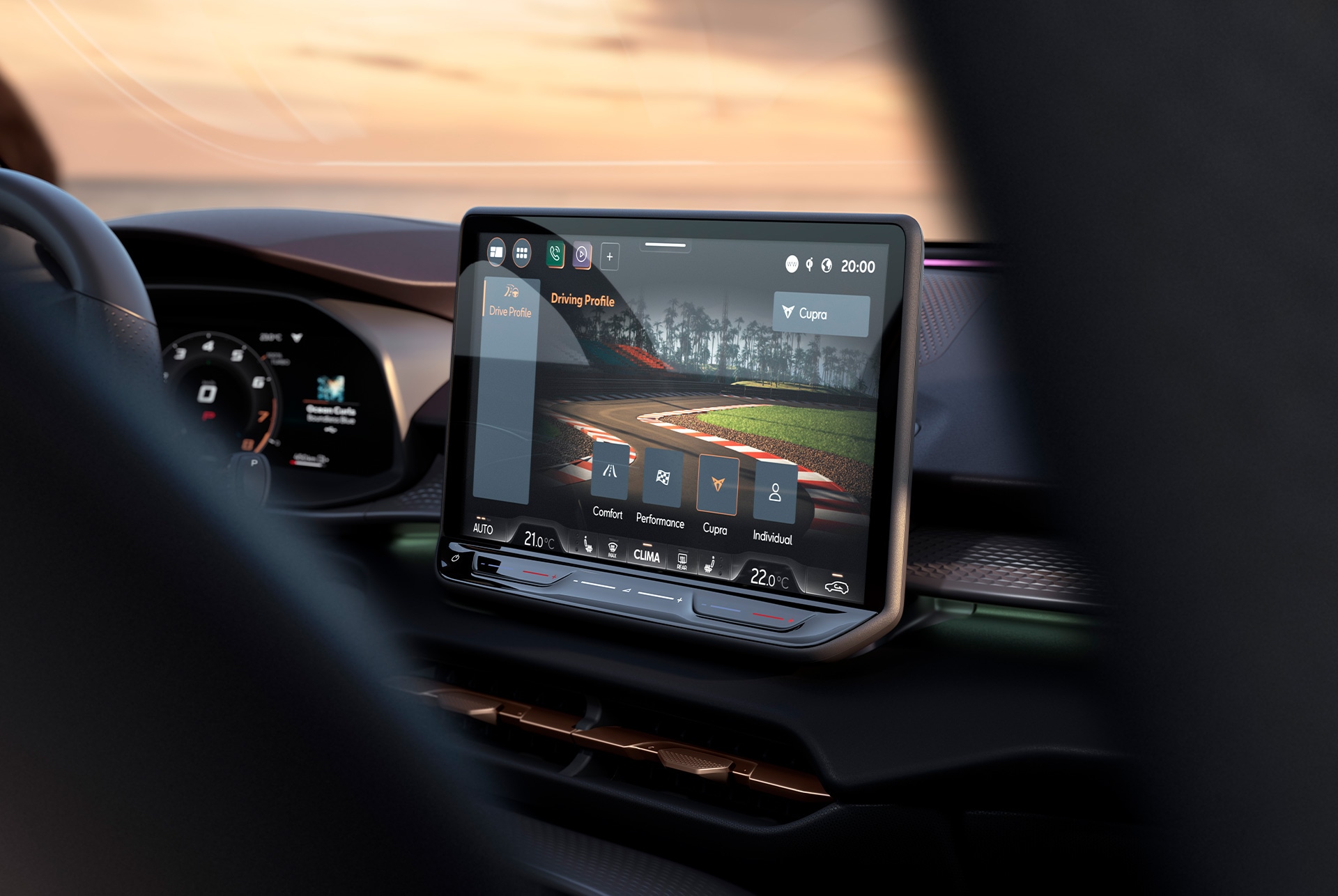 El sistema de infotainment de 12,9" del CUPRA Terramar mostrant la nova funció de control dinàmic de xassís (DCC), que millora la dinàmica de conducció amb amortidors adaptatius.