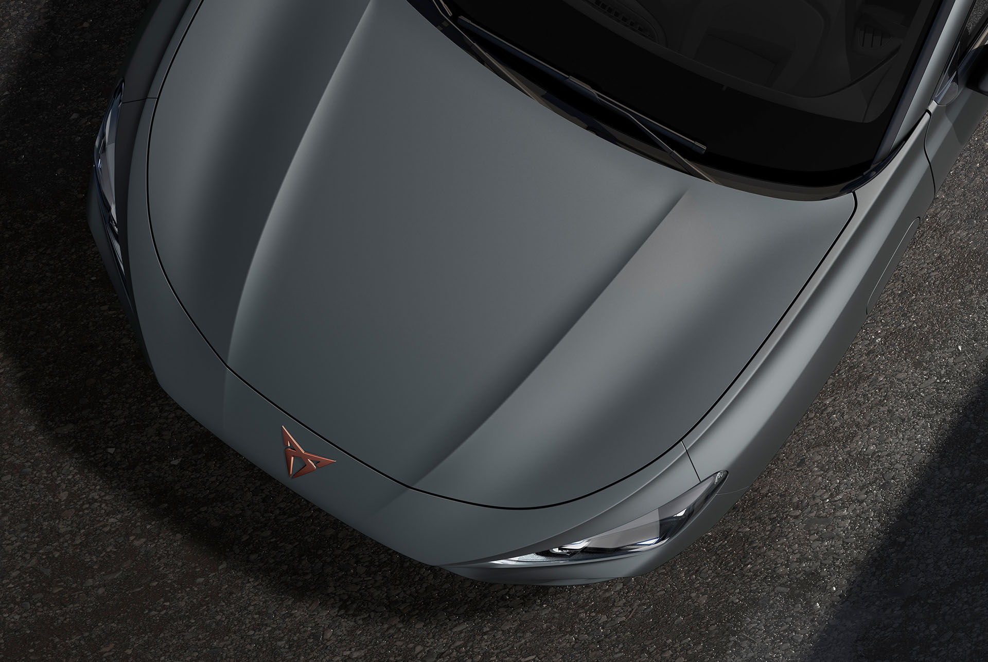 CUPRA Terramar, edició limitada America's Cup, color gris mat Enceladus, vista des de dalt del capó i els fars davanters.