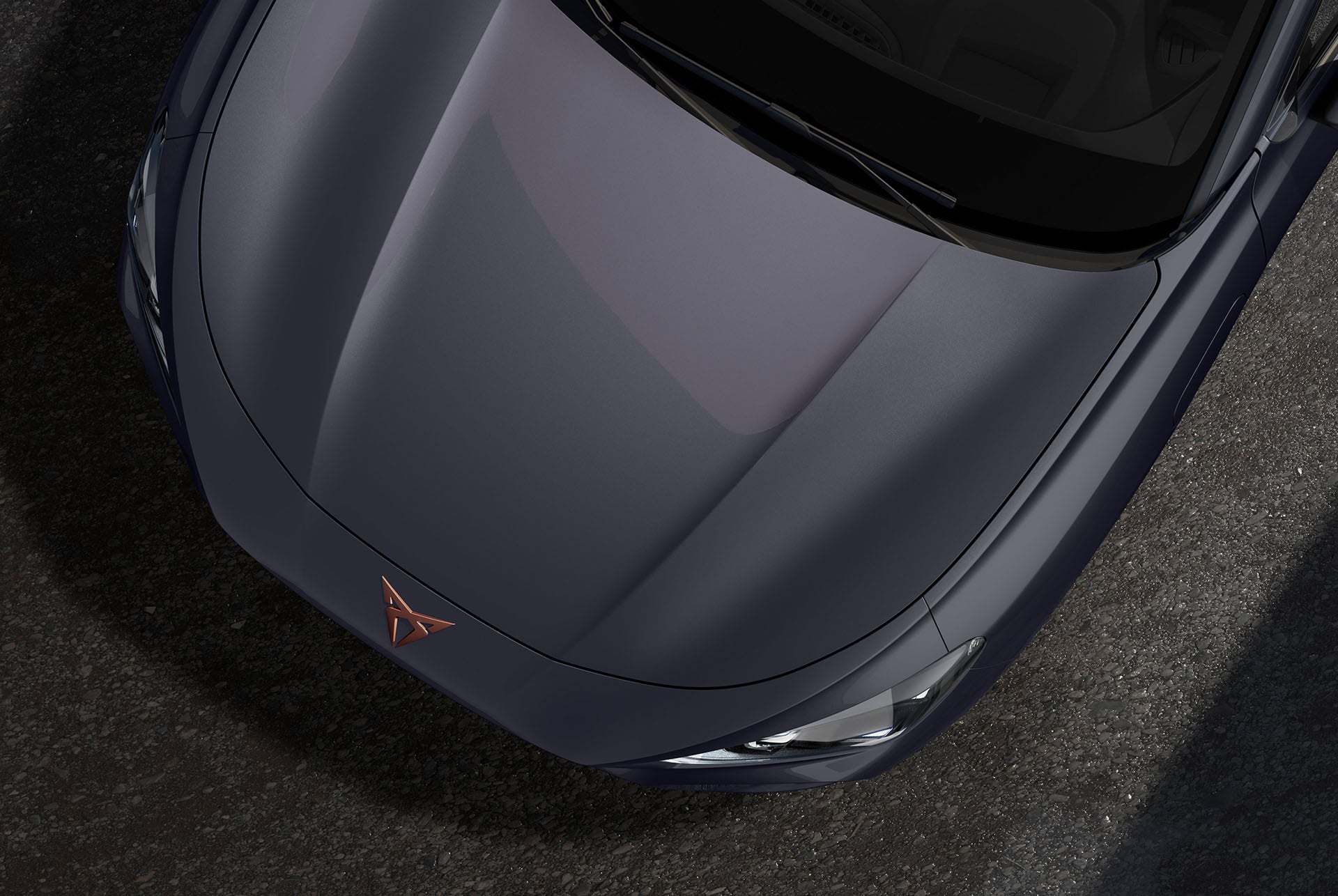 CUPRA Terramar, color gris graphene, vista des de dalt del capó i els fars davanters.