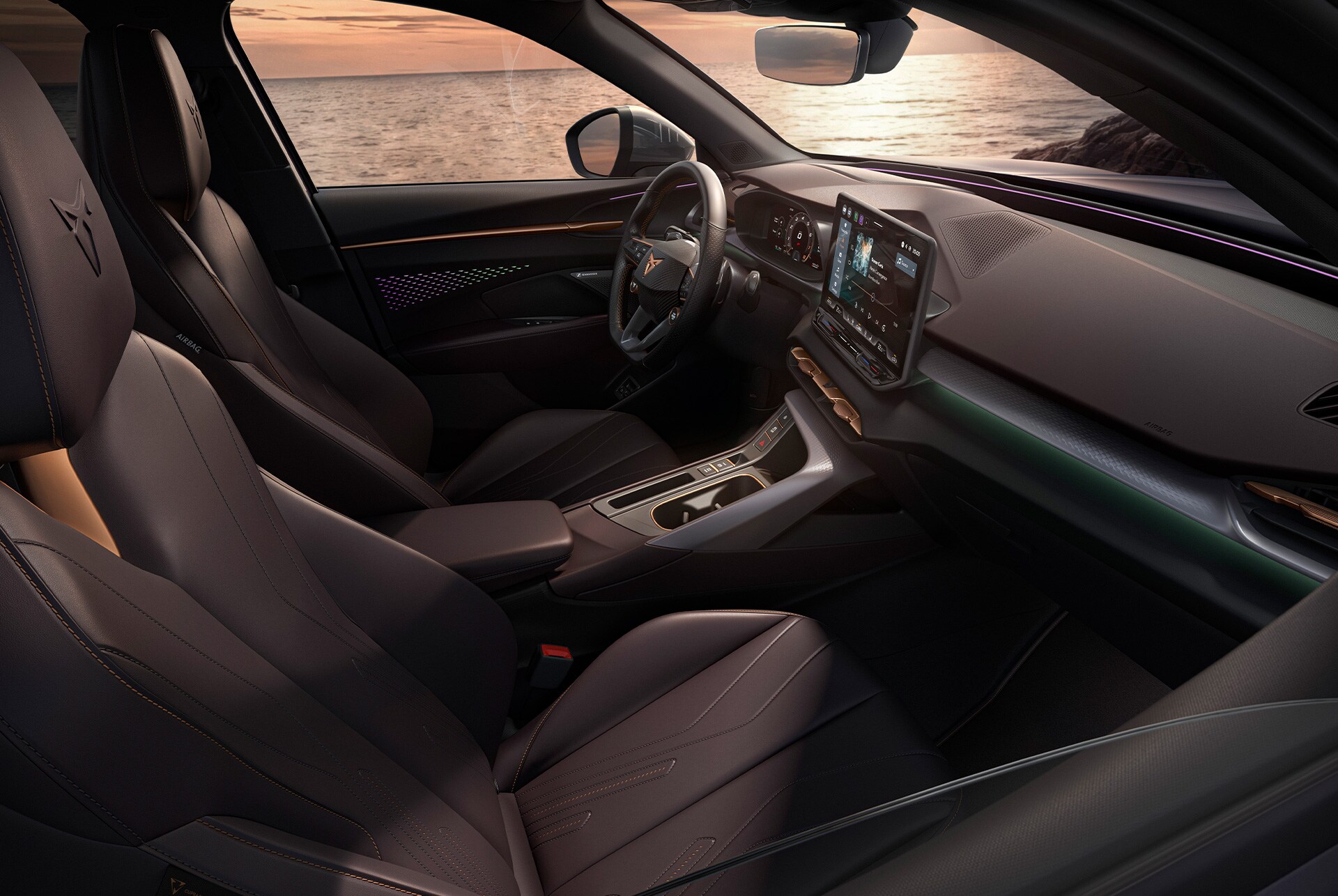 Interior del Cupra Terramar amb seients de cuir en color borgonya fosc ajustables i calefactats, quadre de comandament de tacte suau amb detalls en coure, seient de conducció amb funció de memòria i il·luminació ambiental avançada.