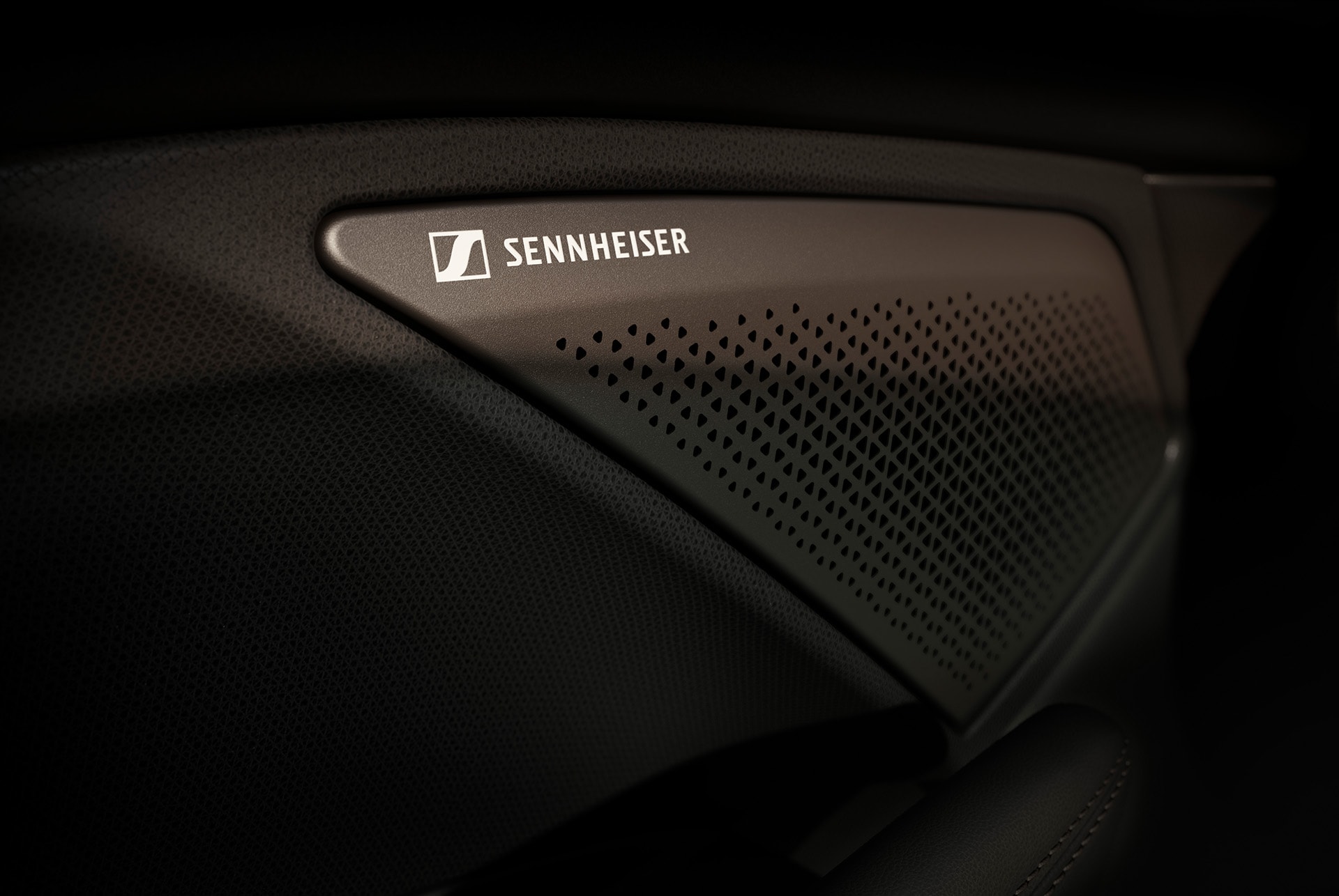 Sistema d’àudio d'alta fidelitat Immersive by Sennheiser de 12 altaveus al Cupra Terramar, mostrant el logotip de Sennheiser. Vista en primer pla.