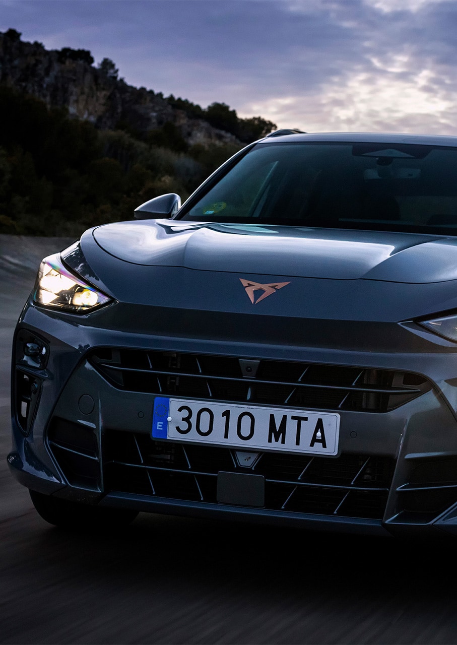 Primer pla frontal del CUPRA Terramar VZ en color Dark Void, amb fars CUPRA Matrix LED Ultra i sistema d’il·luminació HD. 